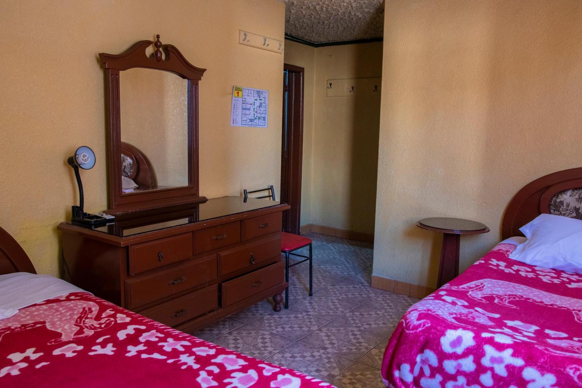 Hostal Carlos Luis Quito Esterno foto