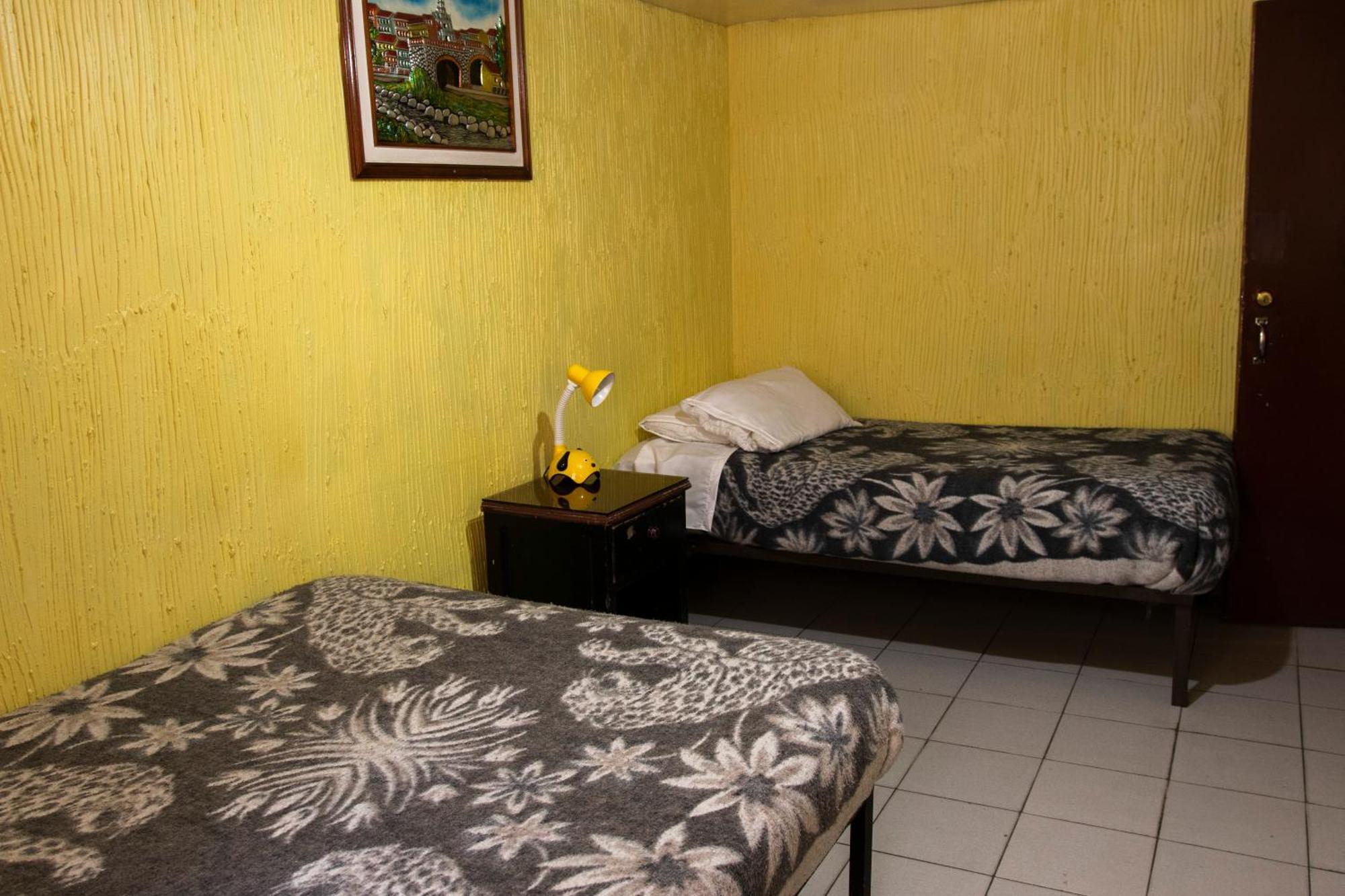 Hostal Carlos Luis Quito Esterno foto